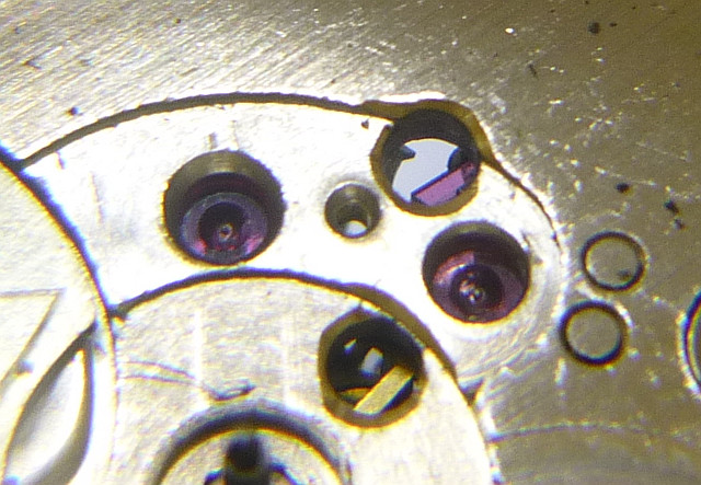 Ansatz für Blindsteine auf der Zifferblattseite Intex 1057 AUT SCD CLD: Ansatz für Blindsteine auf der Zifferblattseite