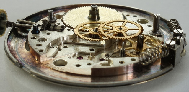 Seitenansicht des Räderwerks Movado 220M: Seitenansicht des Räderwerks