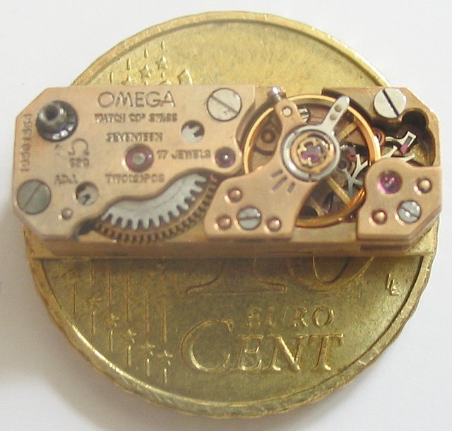 Größenvergleich mit einem 10-Cent-Stück Omega 690: Größenvergleich mit einem 10-Cent-Stück