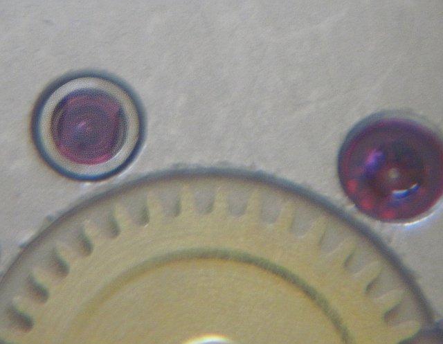 Zifferblattseite: Detail Ankerraddeckstein PUW 461: Zifferblattseite: Detail Ankerraddeckstein