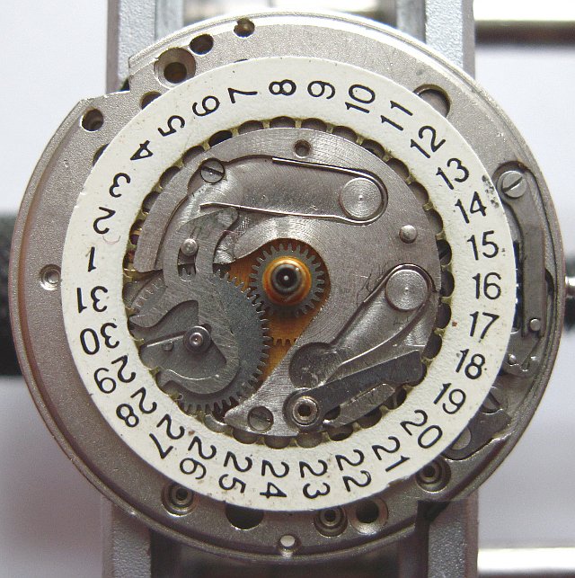 Zifferblattseite mit offenem Datumsmechanismus Zaria 2016: Zifferblattseite mit offenem Datumsmechanismus