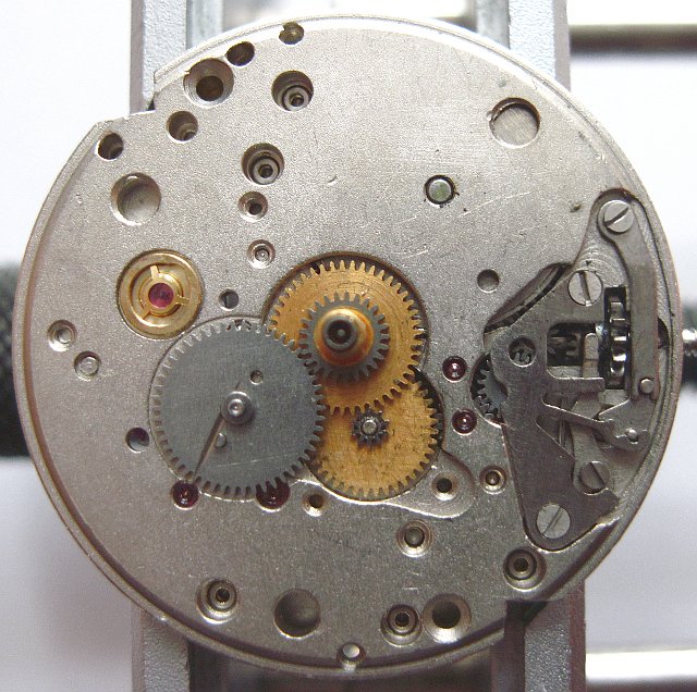 Zifferblattseite, Räderwerk des Datumsmechanismus Zaria 2016: Zifferblattseite, Räderwerk des Datumsmechanismus